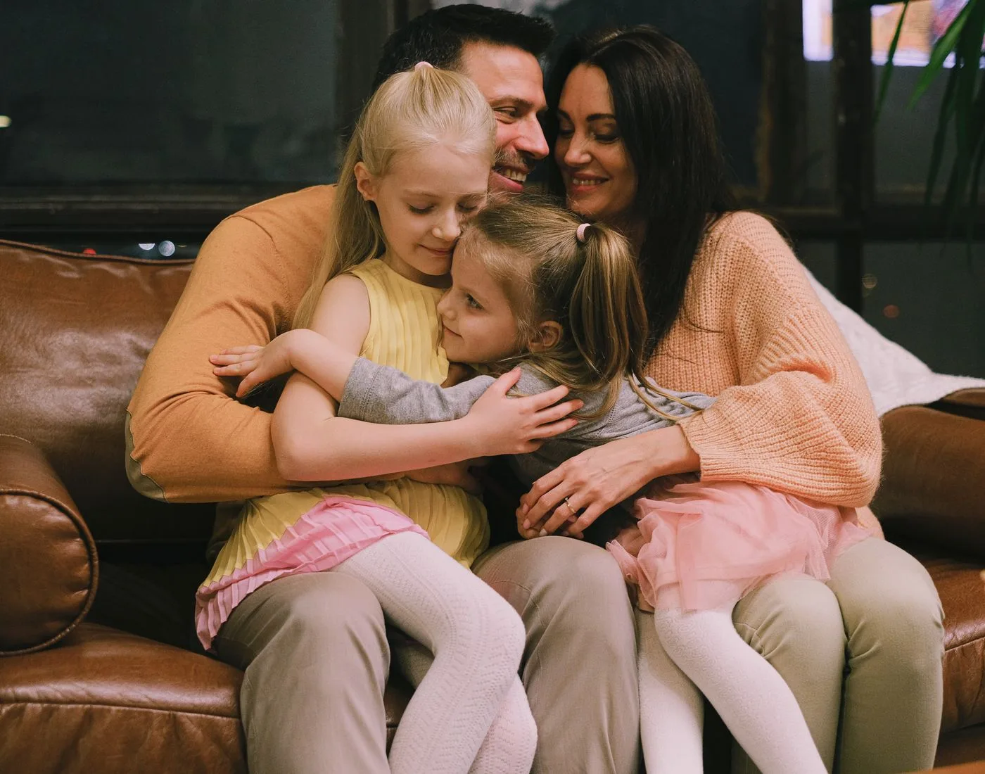 Una familia reunida en casa