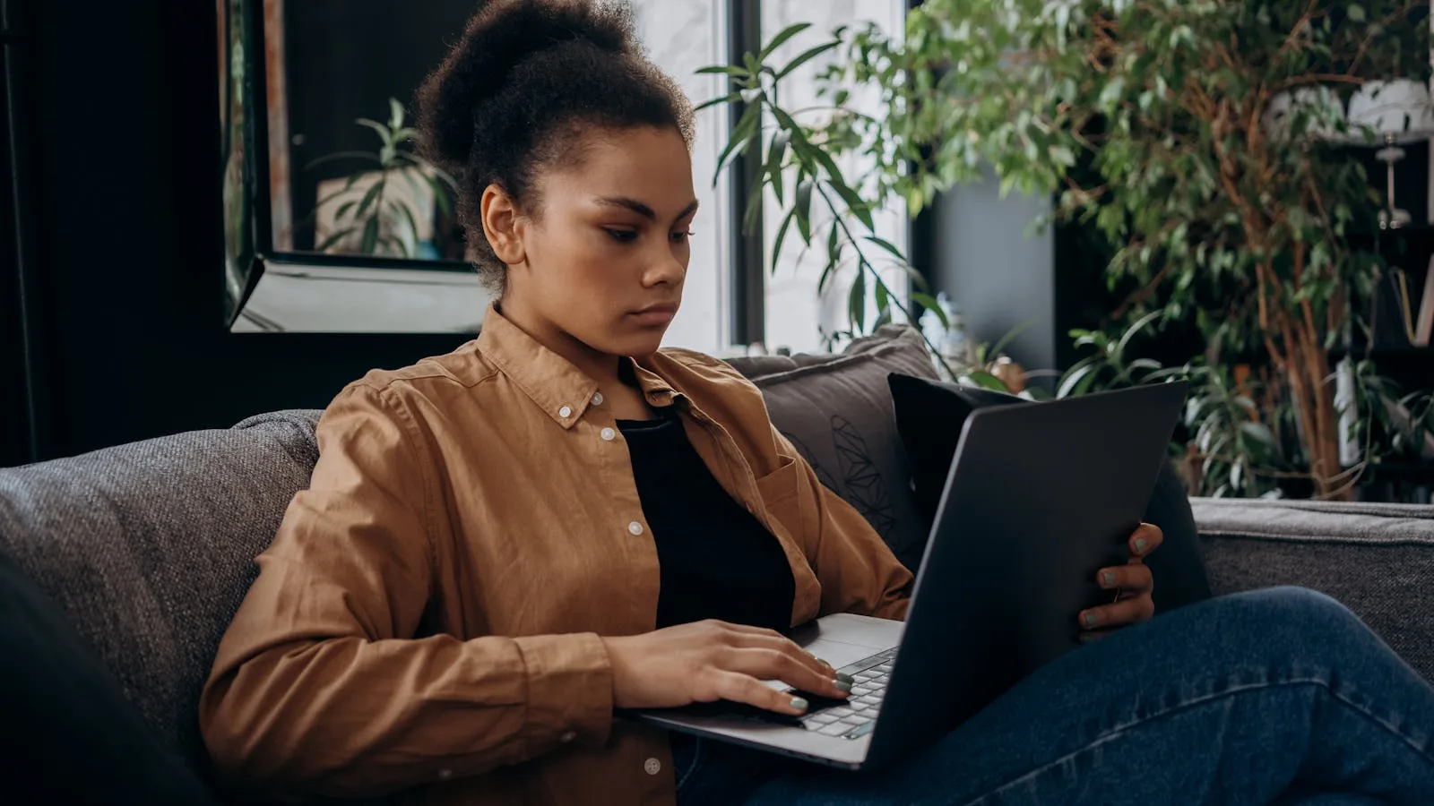 Una persona gestionando sus cuentas en una laptop en casa